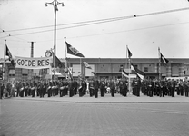 836265 Afbeelding van het N.S. Harmonieorkest (?) op het Stationsplein te Nijmegen tijdens de Vierdaagse.